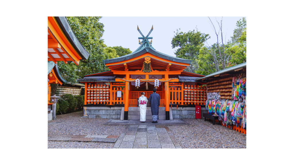 神社と着物姿のカップル